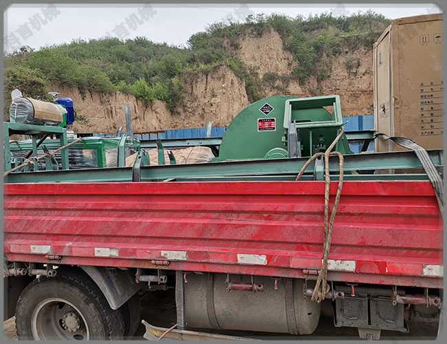 贵州客户订购1000型木屑粉碎机加9米输送机